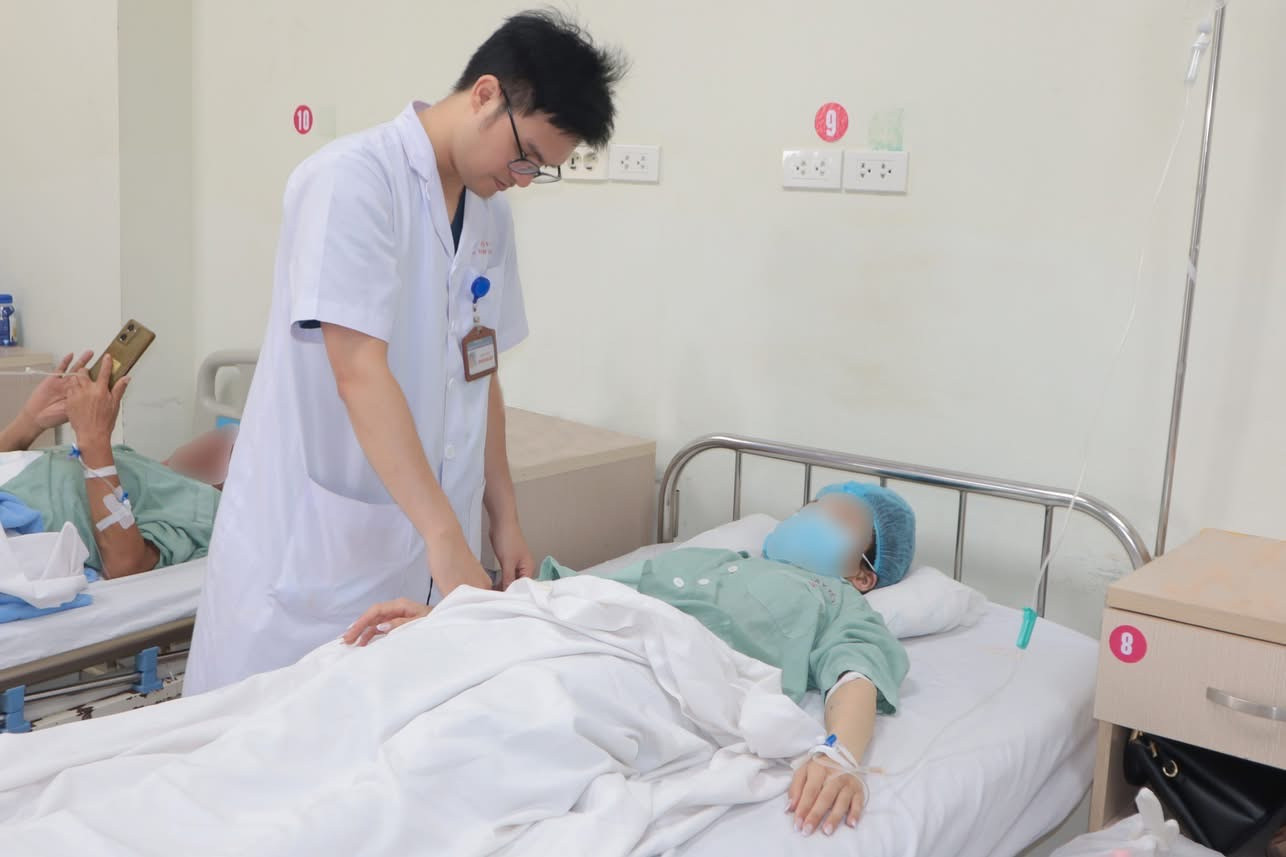 Bác sĩ kiểm tra tình trạng bệnh nhân sau mổ. Bác sĩ kiểm tra tình trạng bệnh nhân sau mổ.