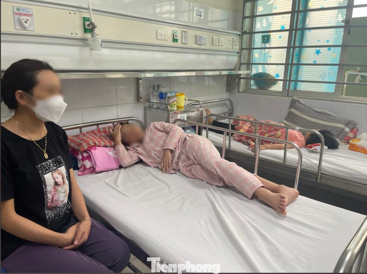 Nhiều bệnh nhi mắc sốt xuất huyết với các dấu hiệu cảnh báo nặng. Ảnh: Thái Hà