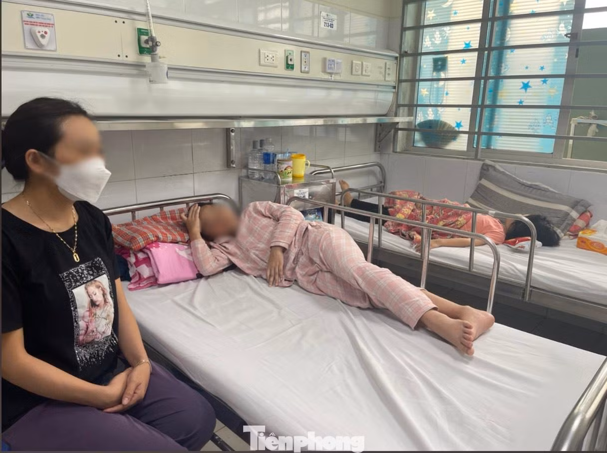Nhiều bệnh nhi mắc sốt xuất huyết với các dấu hiệu cảnh báo nặng. Ảnh: Thái Hà