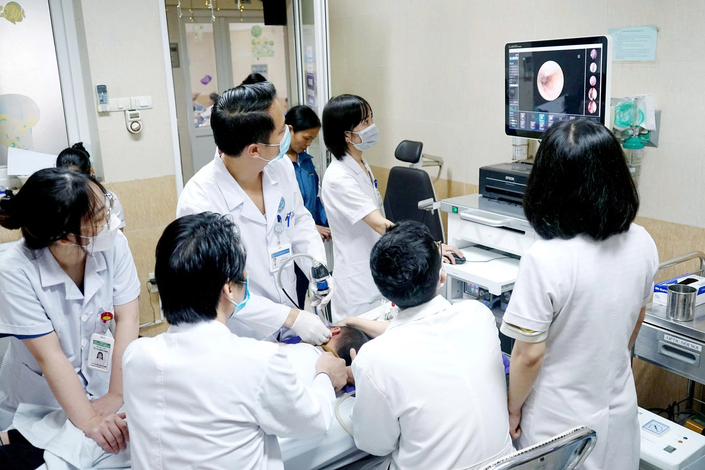 Bác sĩ nội soi cho bệnh nhi Bác sĩ nội soi cho bệnh nhi