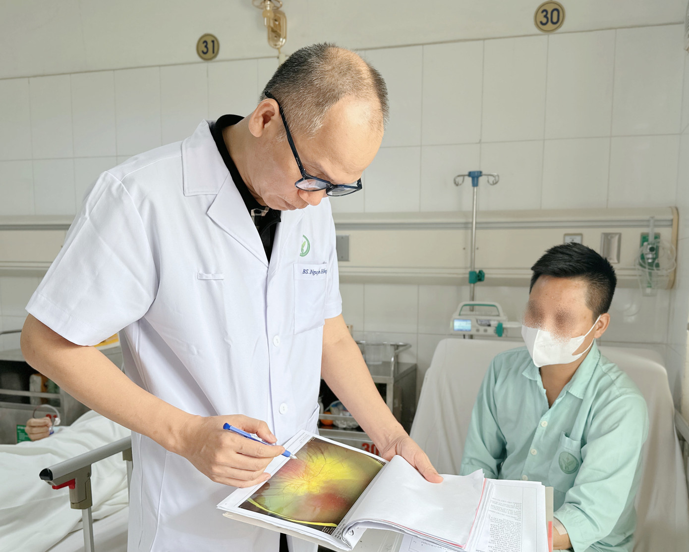 Bác sĩ Hồng Hà kiểm tra hình ảnh chụp mắt bệnh nhân.