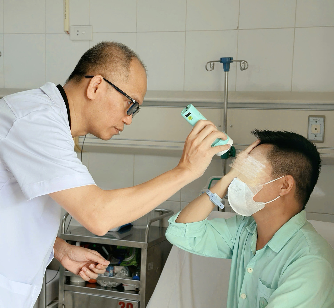 PGS.TS Nguyễn Hồng Hà kiểm tra mắt cho bệnh nhân.