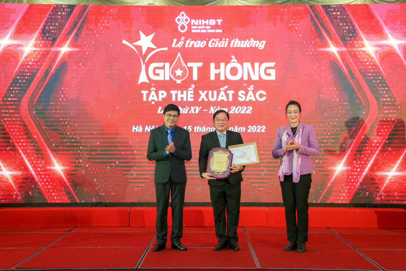 Tổng biên tập Báo Tiền Phong Lê Xuân Sơn đại diện cho Báo Tiền Phong nhận Giải Giọt hồng cho tập thể xuất sắc.