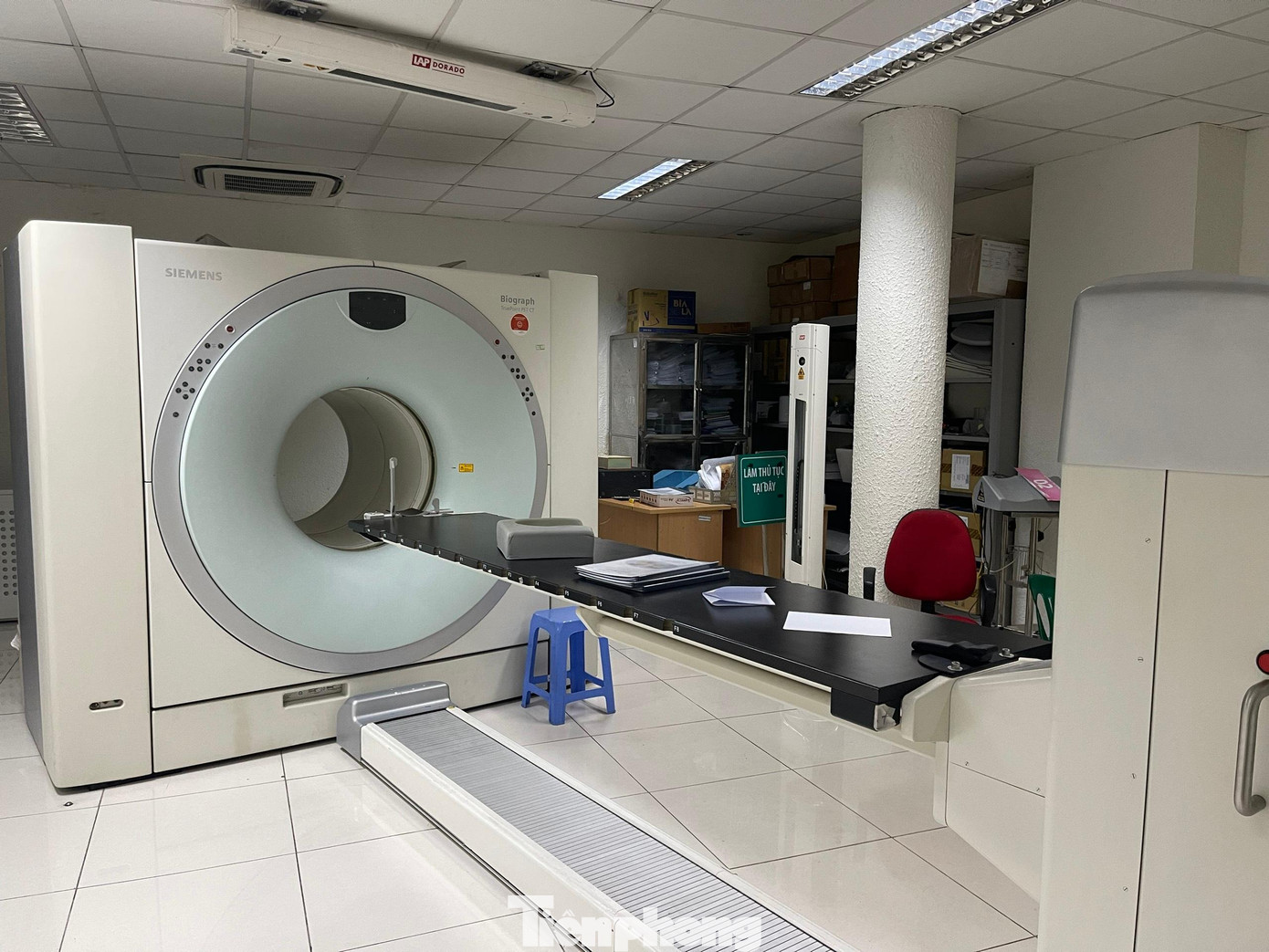 Hệ thống trị giá hàng chục tỉ đồng không còn được sử dụng cho bệnh nhân nhưng bệnh viện vẫn phải bật điều hòa 24/24 giờ để bảo quản. Ảnh: Thái Hà