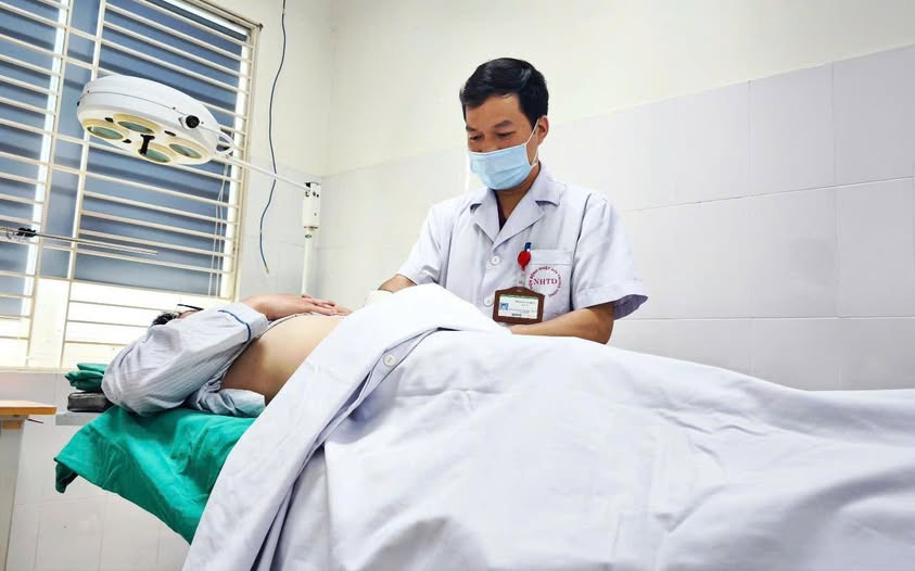 Bác sĩ khám cho bệnh nhân Bác sĩ khám cho bệnh nhân