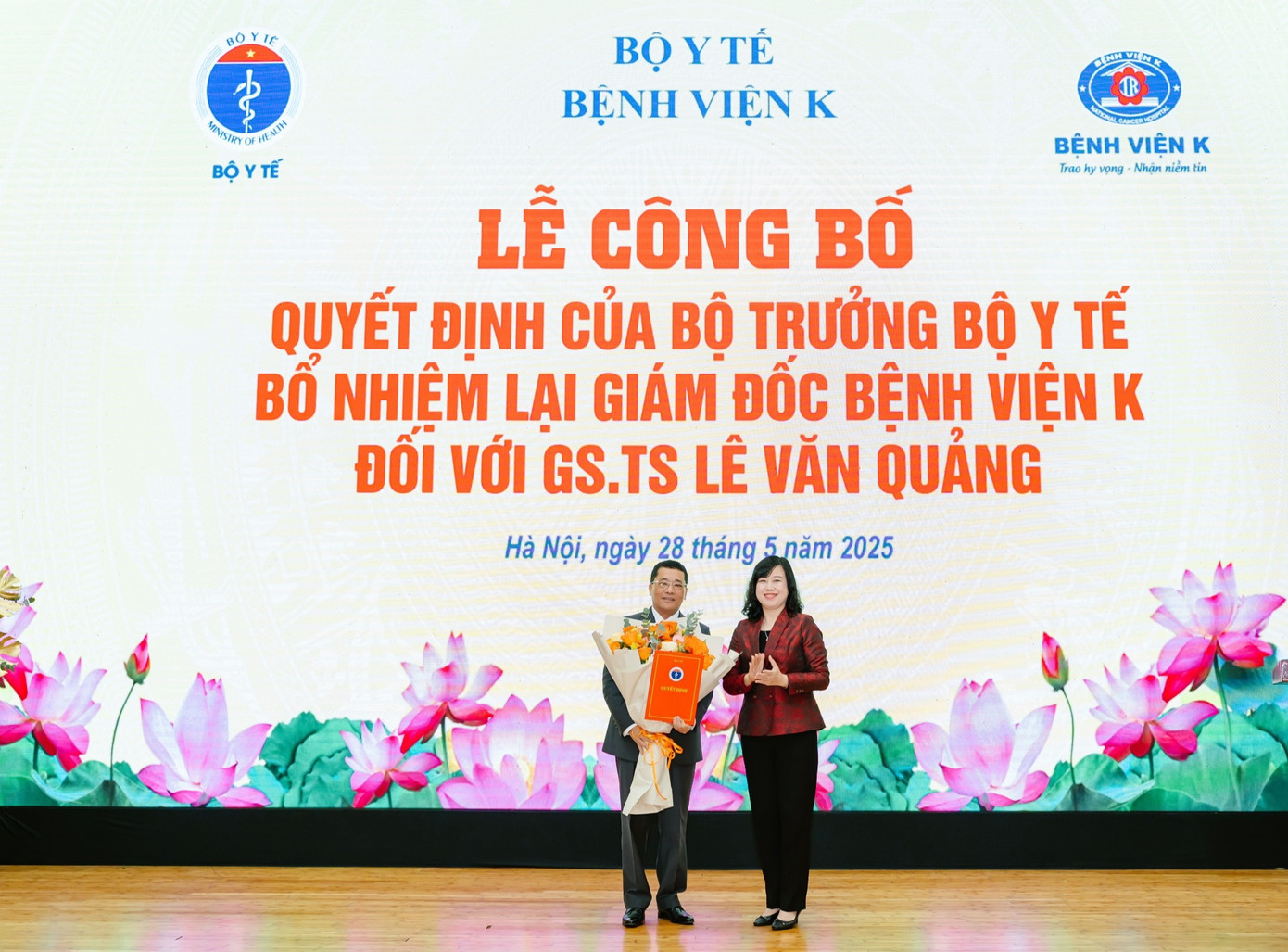 Bộ trưởng Bộ Y tế Đào Hồng Lan trao quyết định bổ nhiệm lại cho GS.TS Lê Văn Quảng. Bộ trưởng Bộ Y tế Đào Hồng Lan trao quyết định bổ nhiệm lại cho GS.TS Lê Văn Quảng.