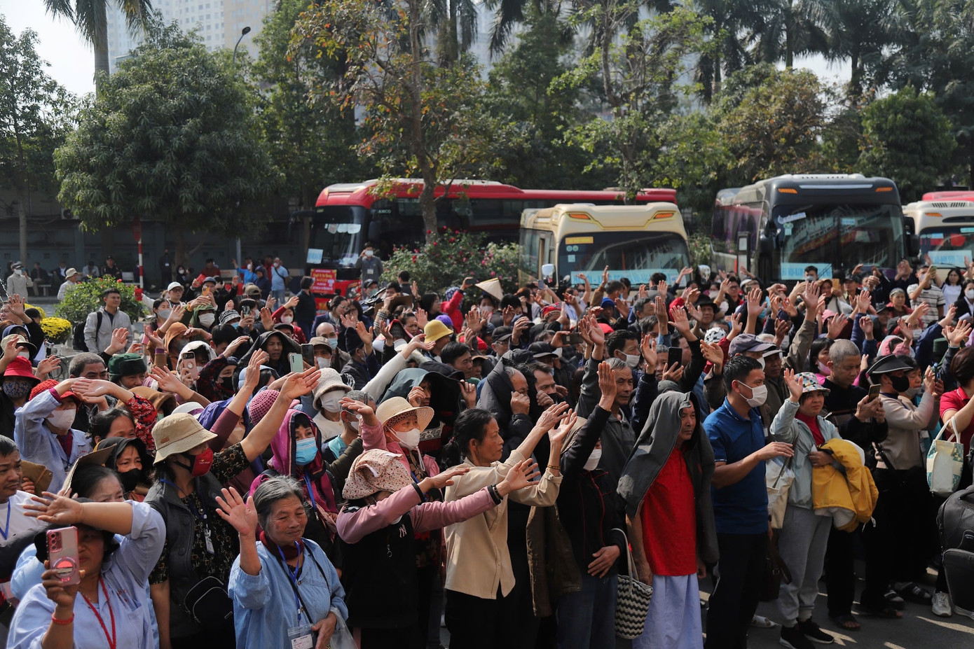 Hàng trăm bệnh nhân bịn rịn chia tay nhau để lên các chuyến xe yêu thương về mọi miền quê.
