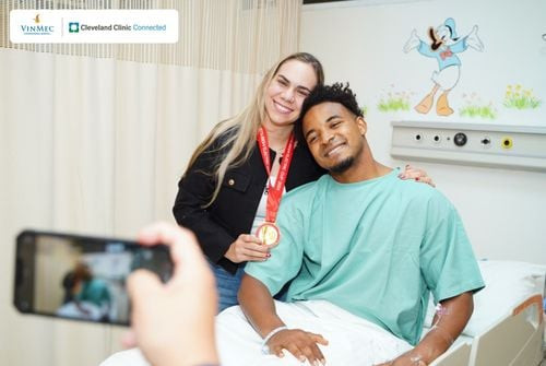 Phía sau sự chuẩn bị kỹ lưỡng của đội ngũ bác sĩ tại Trung tâm Y học Thể thao Vinmec là sự tiếp sức của tinh thần đồng đội, niềm tin gia đình, và một trái tim quyết tâm của Xuân Son. Phía sau sự chuẩn bị kỹ lưỡng của đội ngũ bác sĩ tại Trung tâm Y học Thể thao Vinmec là sự tiếp sức của tinh thần đồng đội, niềm tin gia đình, và một trái tim quyết tâm của Xuân Son.