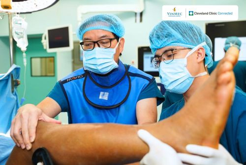 GS, TS. BS Trần Trung Dũng xem xét cẩn thận &quot;đôi chân vàng&quot; Xuân Son.