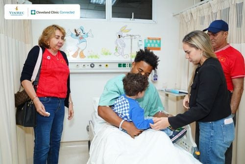 Chị Marcele Seippel, vợ của Xuân Son, chia sẻ trong xúc động: “Tất nhiên tôi rất lo lắng, nhưng tôi hiểu rằng trong thể thao, chấn thương là điều khó tránh khỏi. Điều quan trọng nhất là tôi hoàn toàn tin tưởng vào các bác sĩ của Vinmec. Họ đã chăm sóc gia đình tôi, và con trai chúng tôi cũng được sinh tại đây!”. Chị Marcele Seippel, vợ của Xuân Son, chia sẻ trong xúc động: “Tất nhiên tôi rất lo lắng, nhưng tôi hiểu rằng trong thể thao, chấn thương là điều khó tránh khỏi. Điều quan trọng nhất là tôi hoàn toàn tin tưởng vào các bác sĩ của Vinmec. Họ đã chăm sóc gia đình tôi, và con trai chúng tôi cũng được sinh tại đây!”.