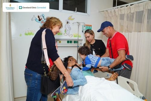 Ngay trước giờ bước vào ca phẫu thuật mang tính quyết định, tiền đạo số 12 của đội tuyển Việt Nam đã không giấu được mong muốn được nhìn thấy vợ - người bạn đồng hành và là chỗ dựa tinh thần lớn nhất của anh. Ngay trước giờ bước vào ca phẫu thuật mang tính quyết định, tiền đạo số 12 của đội tuyển Việt Nam đã không giấu được mong muốn được nhìn thấy vợ - người bạn đồng hành và là chỗ dựa tinh thần lớn nhất của anh.