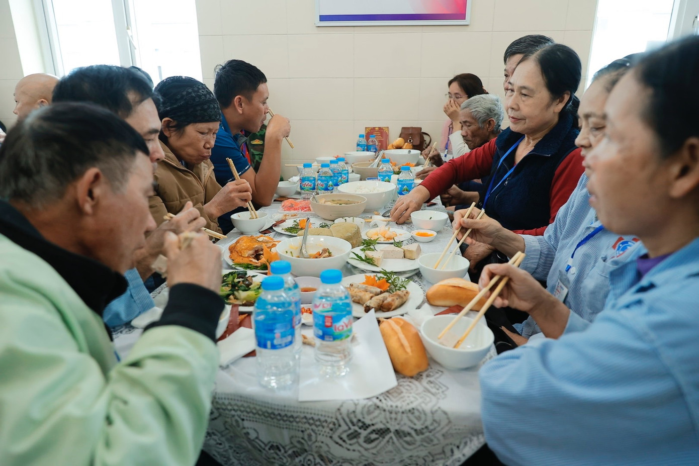 Bữa cơm sum vầy với những món ăn truyền thống trong dịp Tết Nguyên đán.