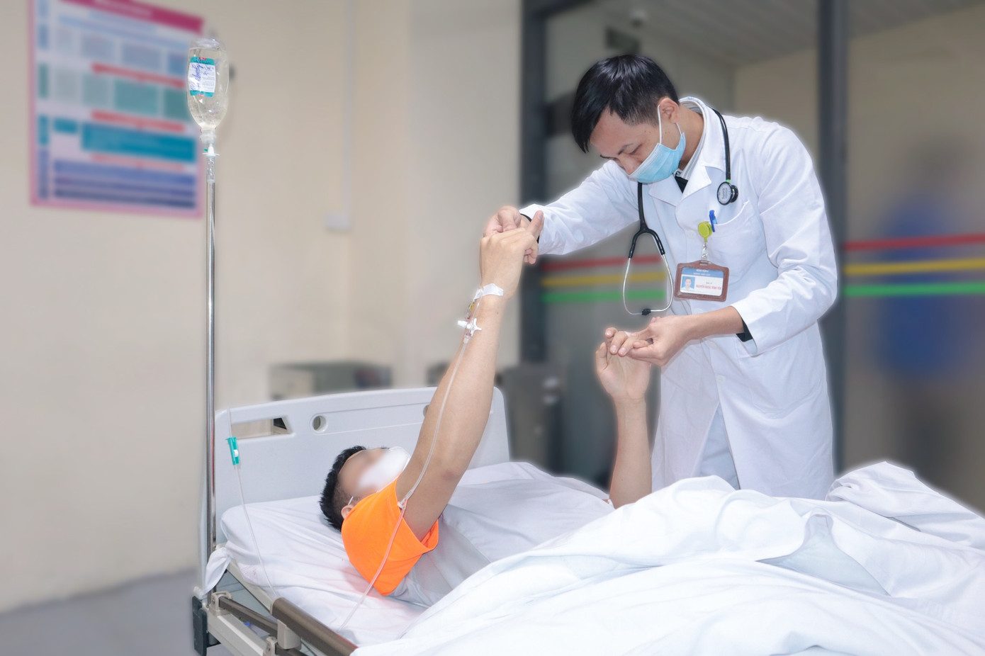 Bác sĩ Bệnh viện E điều trị cho bệnh nhân đột quỵ do rét đậm