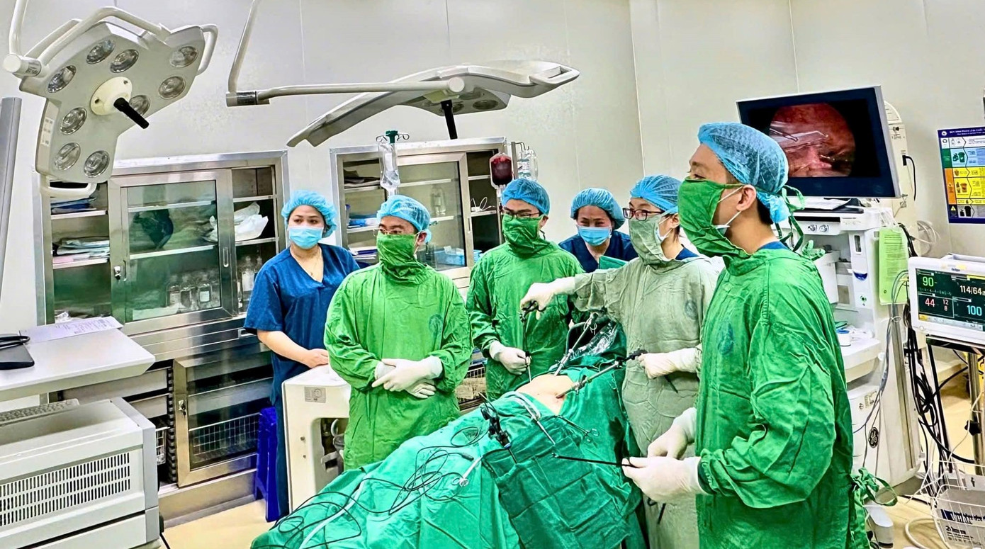 Kíp bác sĩ phẫu thuật cho sản phụ bị vỡ thai ngoài tử cung