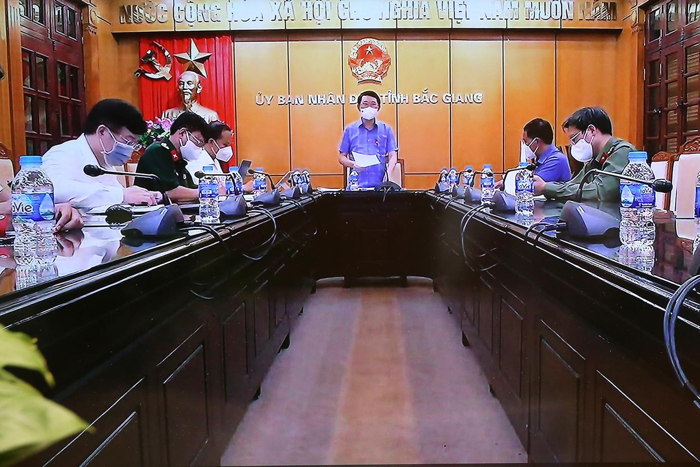 Chủ tịch tỉnh Bắc Giang Lê Ánh Dương báo cáo Phó Thủ tướng Vũ Đức Đam tại cuộc họp chiều tối nay