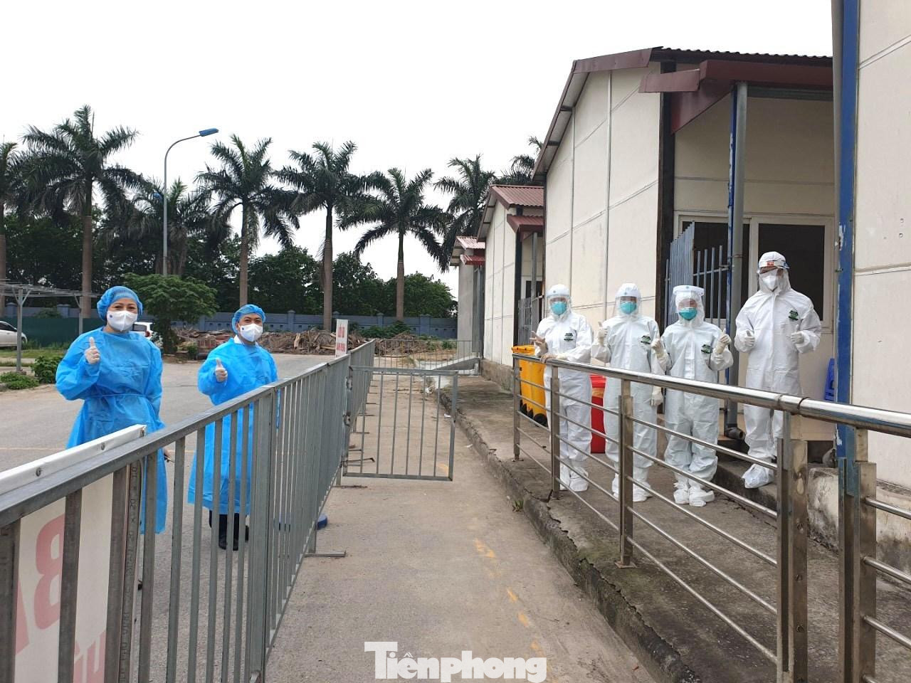 Các bác sĩ, nhân viên y tế đồng lòng, tin tưởng sẽ chiến thắng đại dịch COVID-19 để Bệnh viện hoạt động lại bình thường.