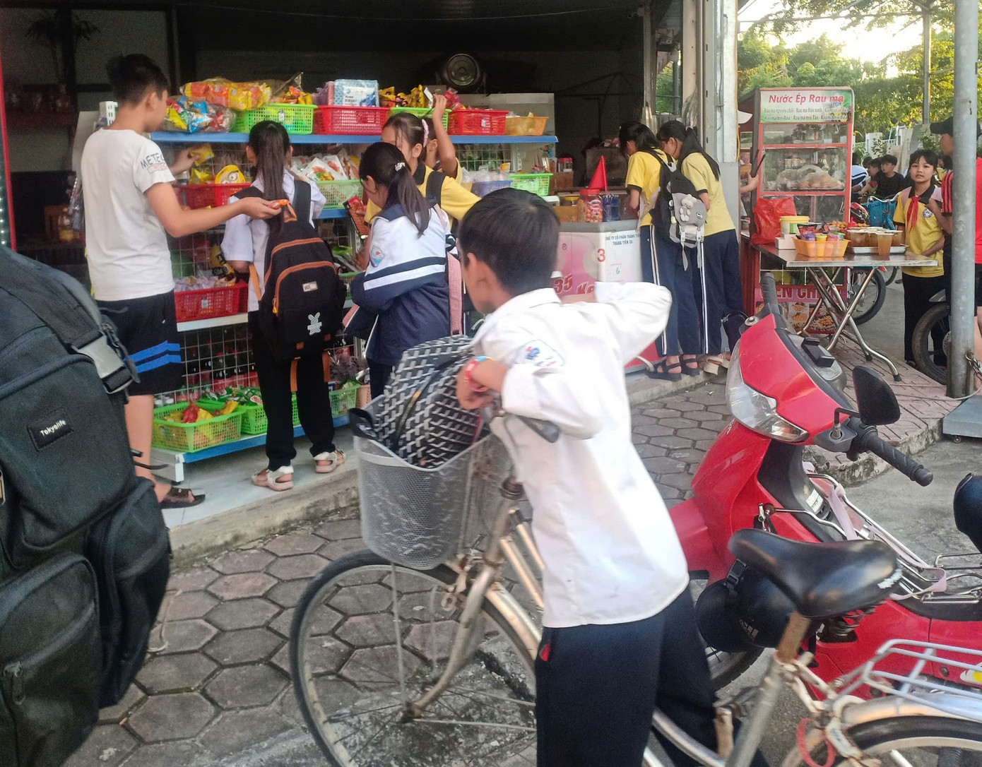 Học sinh rủ nhau mua đồ ăn vặt tại cửa hàng gần cổng trường trước khi về nhà. Ảnh: Huyền Diệu Học sinh rủ nhau mua đồ ăn vặt tại cửa hàng gần cổng trường trước khi về nhà. Ảnh: Huyền Diệu