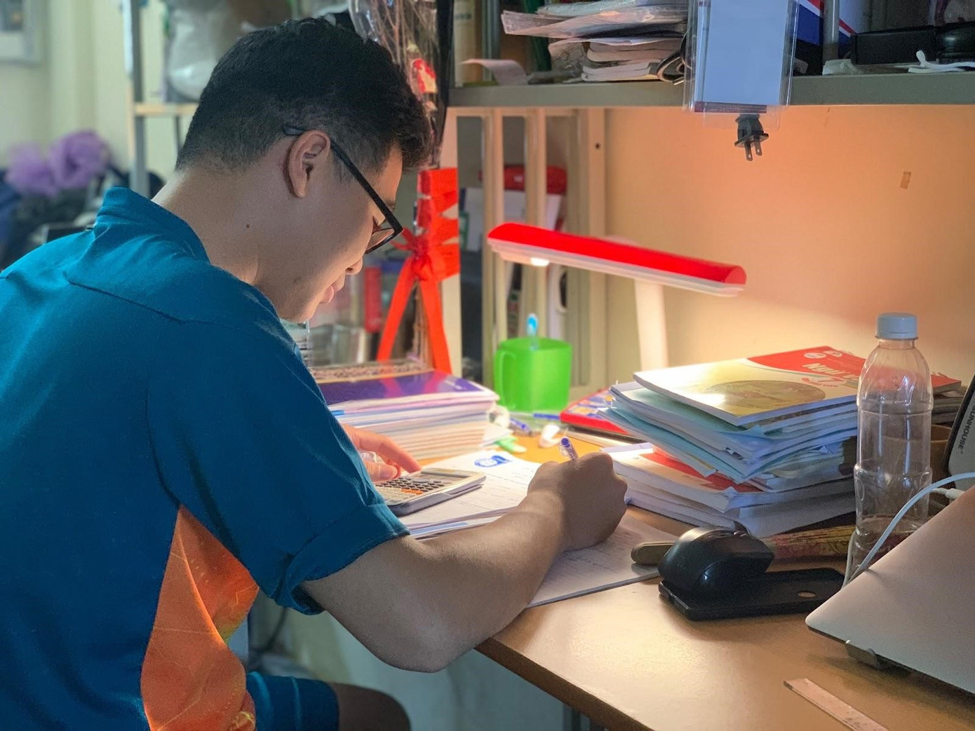 N.V.B - học sinh Trường THPT Chuyên Khoa học Tự nhiên, đang miệt mài ôn luyện cho kỳ thi. Ảnh Phan Hoàn.