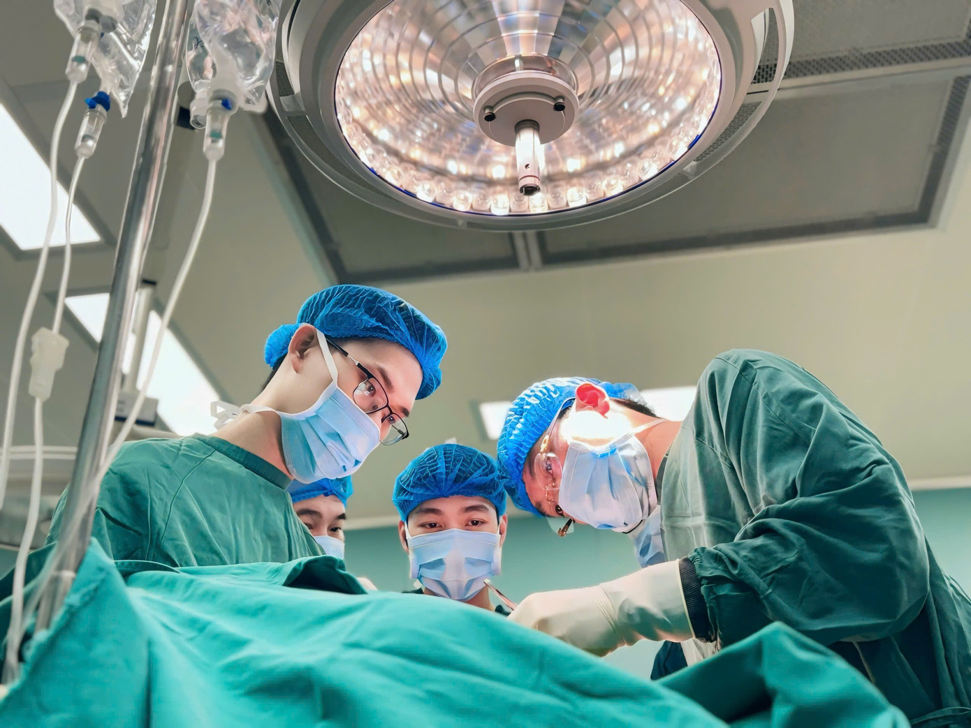 Kíp bác sĩ phẫu thuật cho bệnh nhân. Kíp bác sĩ phẫu thuật cho bệnh nhân.