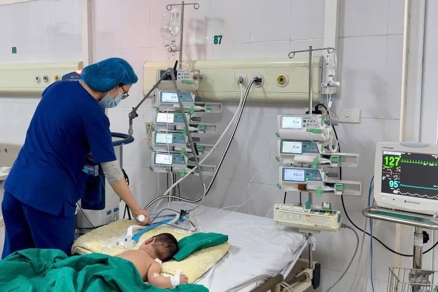 Bệnh nhi sởi đang được điều trị tích cực