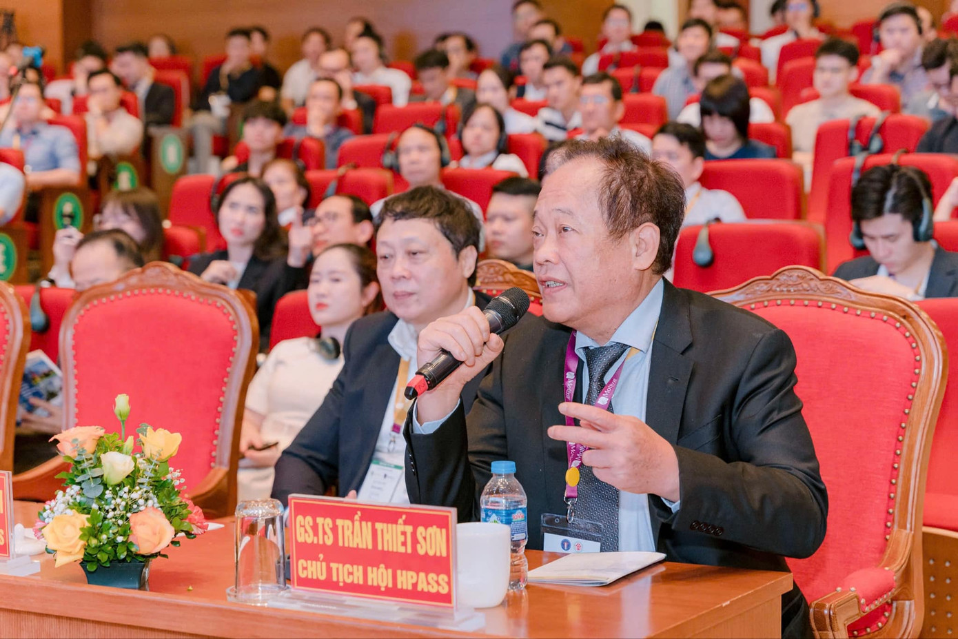 GS.TS Trần Thiết Sơn trao đổi tại hội nghị