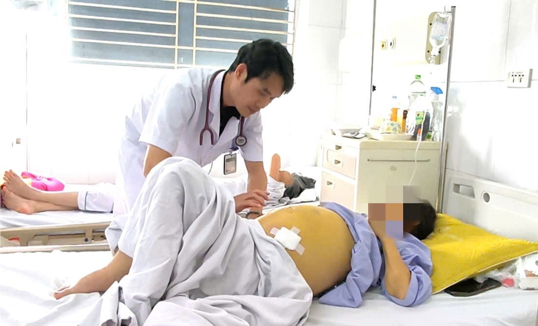 Bác sĩ khám cho bệnh nhân viêm gan.