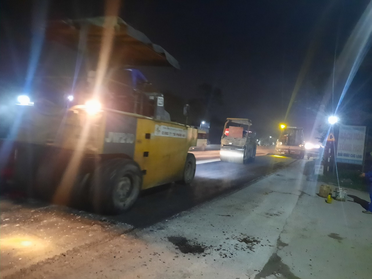 Với mục tiêu rút ngắn tiến độ, đảm bảo an toàn cho phương tiện, công tác duy tu, sửa chữa các đoạn tuyến trên QL1 đang được Chi nhánh BOT tuyến tránh Vinh chỉ đạo các tổ thi công duy trì làm việc 3 ca liên tục. Với mục tiêu rút ngắn tiến độ, đảm bảo an toàn cho phương tiện, công tác duy tu, sửa chữa các đoạn tuyến trên QL1 đang được Chi nhánh BOT tuyến tránh Vinh chỉ đạo các tổ thi công duy trì làm việc 3 ca liên tục.