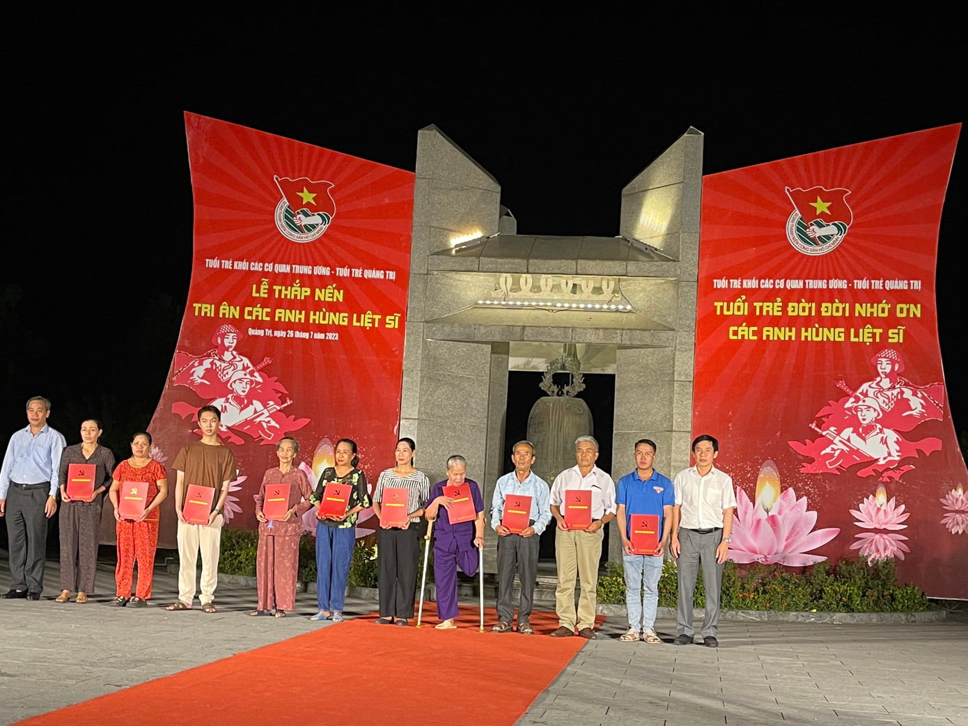 Ông Nguyễn Quang Trường - Phó Bí thư Đảng ủy Khối các cơ quan Trung ương (bìa phải) và ông Nguyễn Đăng Quang - Phó Bí thư Thường trực Tỉnh ủy, Chủ tịch HĐND tỉnh Quảng Trị (bìa trái) tặng quà các gia đình chính sách. Ông Nguyễn Quang Trường - Phó Bí thư Đảng ủy Khối các cơ quan Trung ương (bìa phải) và ông Nguyễn Đăng Quang - Phó Bí thư Thường trực Tỉnh ủy, Chủ tịch HĐND tỉnh Quảng Trị (bìa trái) tặng quà các gia đình chính sách.