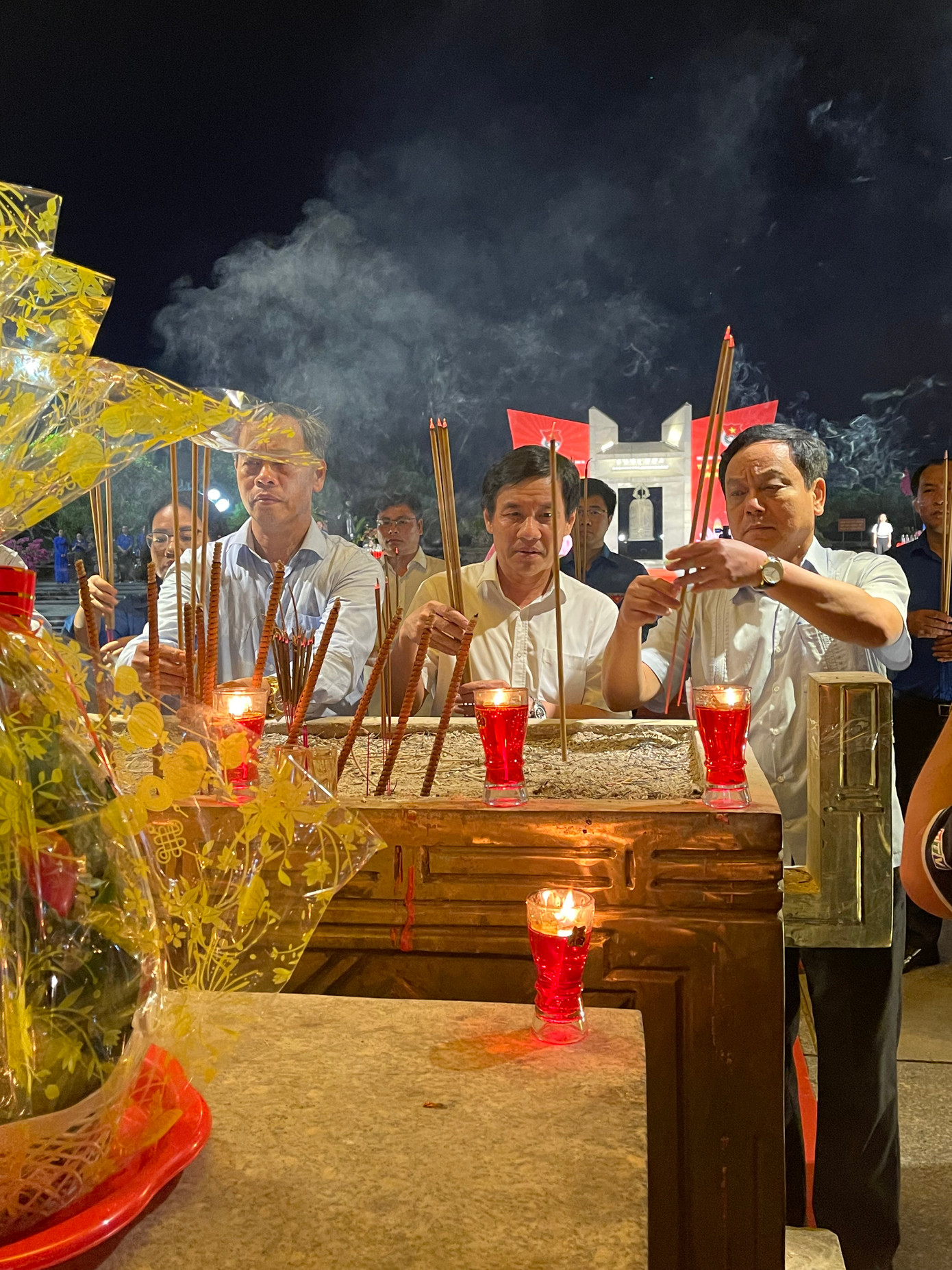 Các đại biểu dâng hương tại Nghĩa trang liệt sĩ Quốc gia Đường 9. Các đại biểu dâng hương tại Nghĩa trang liệt sĩ Quốc gia Đường 9.