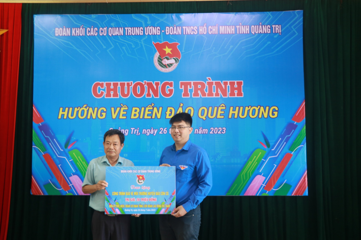 Ban tổ chức trao tặng công trình bảo vệ môi trường trị giá 20 triệu đồng cho huyện đảo Cồn Cỏ. Ban tổ chức trao tặng công trình bảo vệ môi trường trị giá 20 triệu đồng cho huyện đảo Cồn Cỏ.