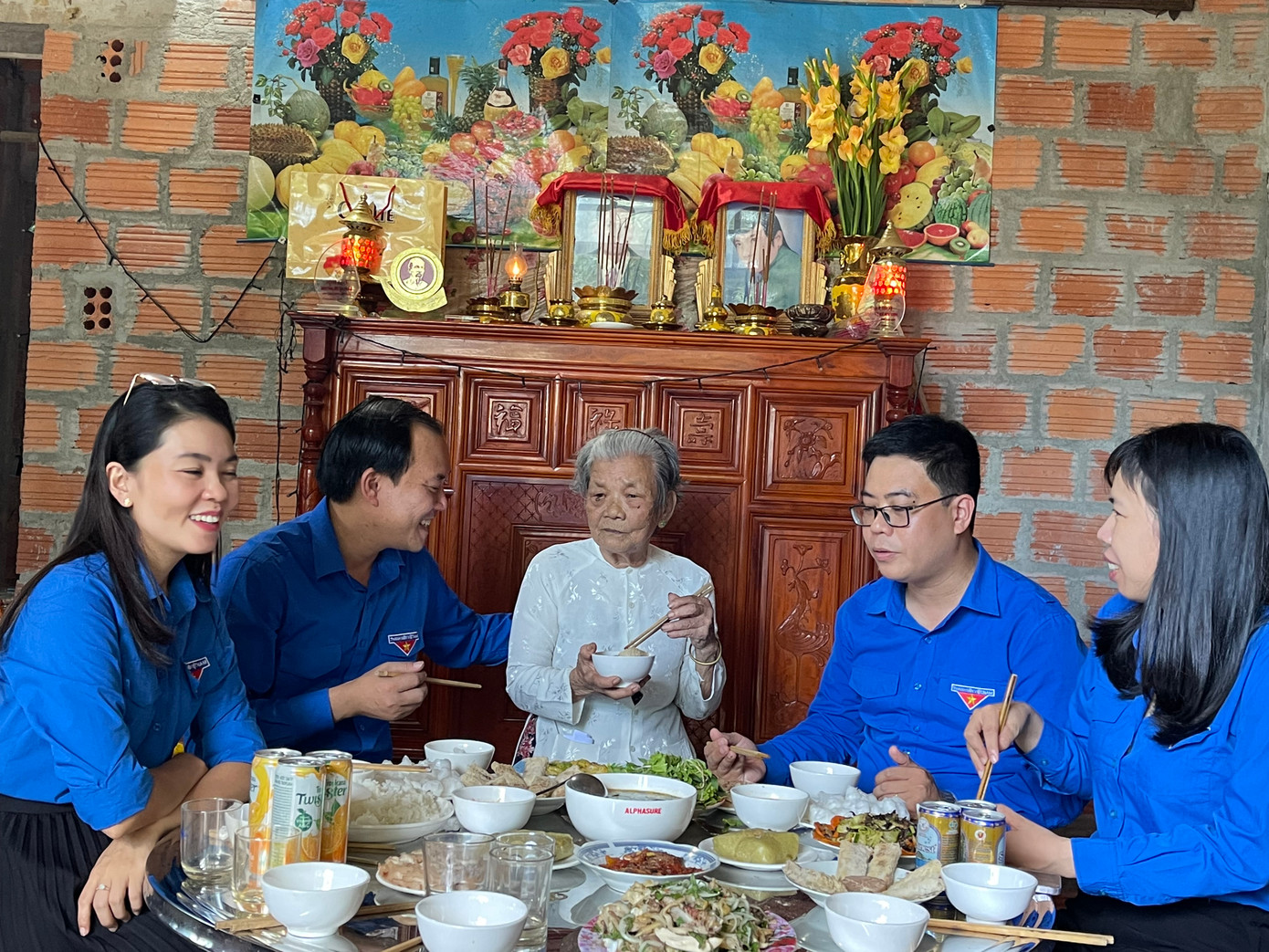 Bữa cơm ấm cúng với Mẹ Dương Thị Hường ở thôn Khe Mương, xã Hải Sơn, huyện Hải Lăng, tỉnh Quảng Trị.