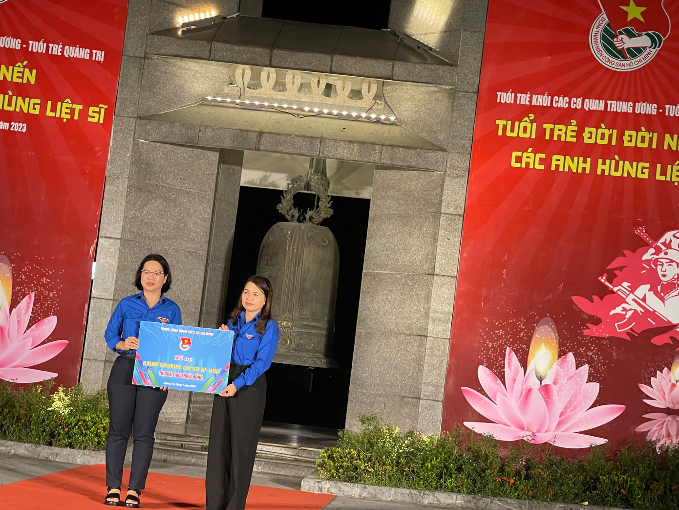 Chị Nguyễn Thị Thu Vân - Trưởng ban Thanh niên Nông thôn Trung ương Đoàn (trái) tặng Tỉnh Đoàn Quảng Trị 1 mô hình “Thôn xóm, sáng, xanh, sạch, đẹp, an toàn”. Chị Nguyễn Thị Thu Vân - Trưởng ban Thanh niên Nông thôn Trung ương Đoàn (trái) tặng Tỉnh Đoàn Quảng Trị 1 mô hình “Thôn xóm, sáng, xanh, sạch, đẹp, an toàn”.