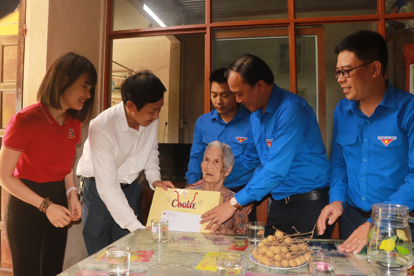 Thăm, tặng quà Mẹ Việt Nam Anh hùng Nguyễn Thị Phước.