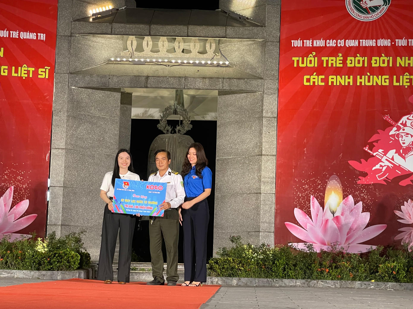 Chi Đoàn Ban Kinh tế Trung ương phối hợp với Công ty cổ phần Koro trao 2 máy lọc nước từ trường tặng Nghĩa Trang liệt sĩ Quốc gia đường 9 và Nghĩa trang liệt sĩ Quốc gia Trường Sơn với tổng giá trị 100 triệu đồng. Chi Đoàn Ban Kinh tế Trung ương phối hợp với Công ty cổ phần Koro trao 2 máy lọc nước từ trường tặng Nghĩa Trang liệt sĩ Quốc gia đường 9 và Nghĩa trang liệt sĩ Quốc gia Trường Sơn với tổng giá trị 100 triệu đồng.