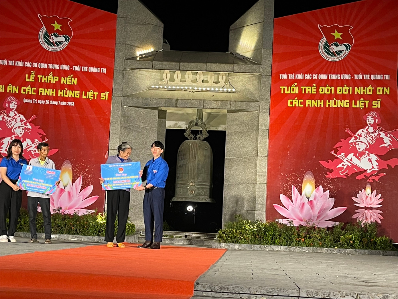 Đại diện gia đình ông Hồ Văn Chông - Cựu thanh niên xung phong thôn Khe Me, xã Linh Trường, huyện Gio Linh và cô Nguyễn Thị Khuyên - cựu thanh niên xung phong xã Kim Thạch, huyện Vĩnh Linh nhận công trình Nhà tình nghĩa của Tuổi trẻ Khối các cơ quan Trung ương. Đại diện gia đình ông Hồ Văn Chông - Cựu thanh niên xung phong thôn Khe Me, xã Linh Trường, huyện Gio Linh và cô Nguyễn Thị Khuyên - cựu thanh niên xung phong xã Kim Thạch, huyện Vĩnh Linh nhận công trình Nhà tình nghĩa của Tuổi trẻ Khối các cơ quan Trung ương.