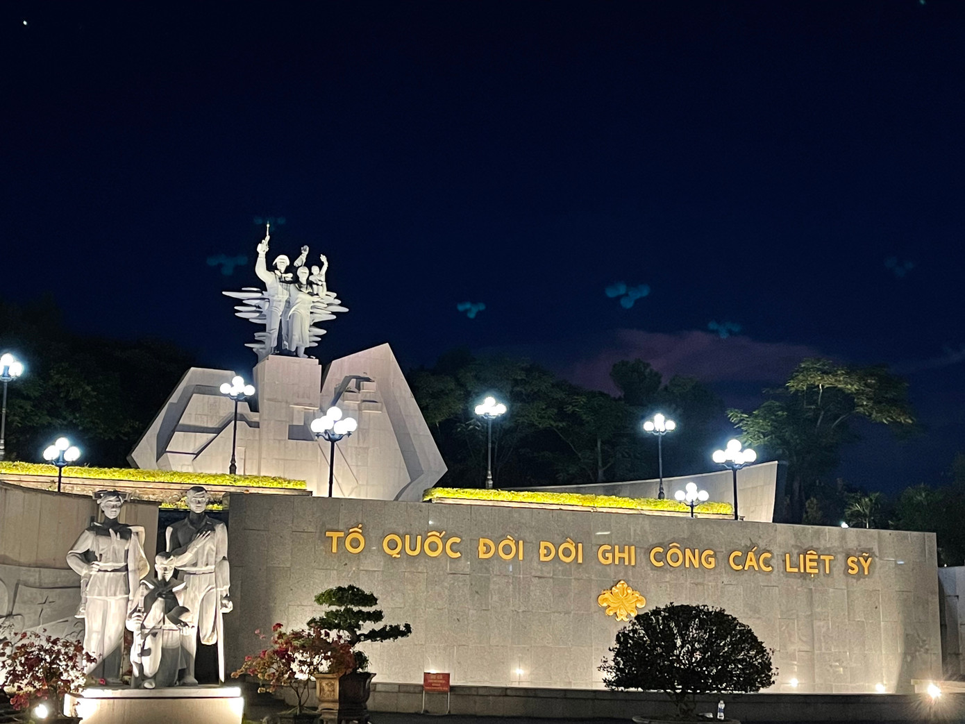 Linh thiêng Nghĩa trang liệt sĩ Quốc gia Đường 9. Linh thiêng Nghĩa trang liệt sĩ Quốc gia Đường 9.