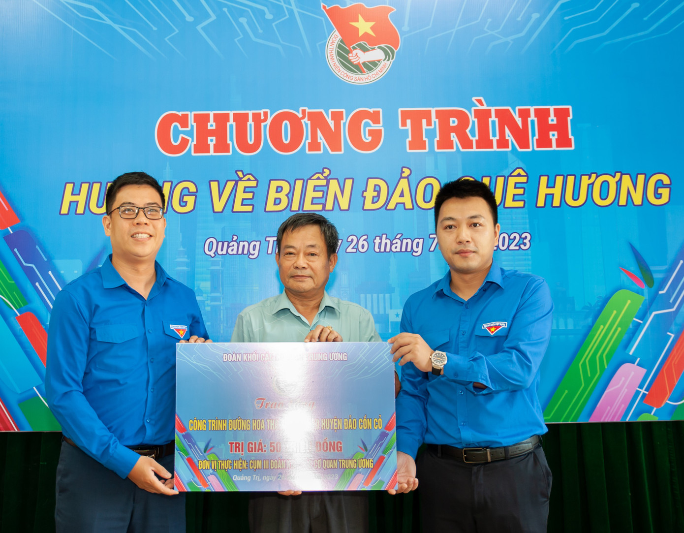 Đoàn Khối các cơ quan Trung ương trao tặng huyện đảo Cồn Cỏ công trình “Đường hoa thanh niên” trị giá 50 triệu đồng. Đoàn Khối các cơ quan Trung ương trao tặng huyện đảo Cồn Cỏ công trình “Đường hoa thanh niên” trị giá 50 triệu đồng.