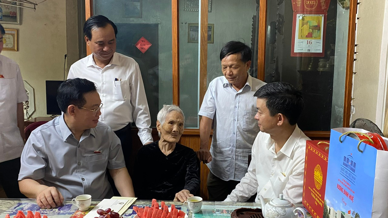 Chủ tịch Quốc hội Vương Đình Huệ đến thăm, tặng quà Mẹ Việt Nam Anh hùng Nguyễn Thị Phước ở khu phố 3, phường 3, thị xã Quảng Trị.