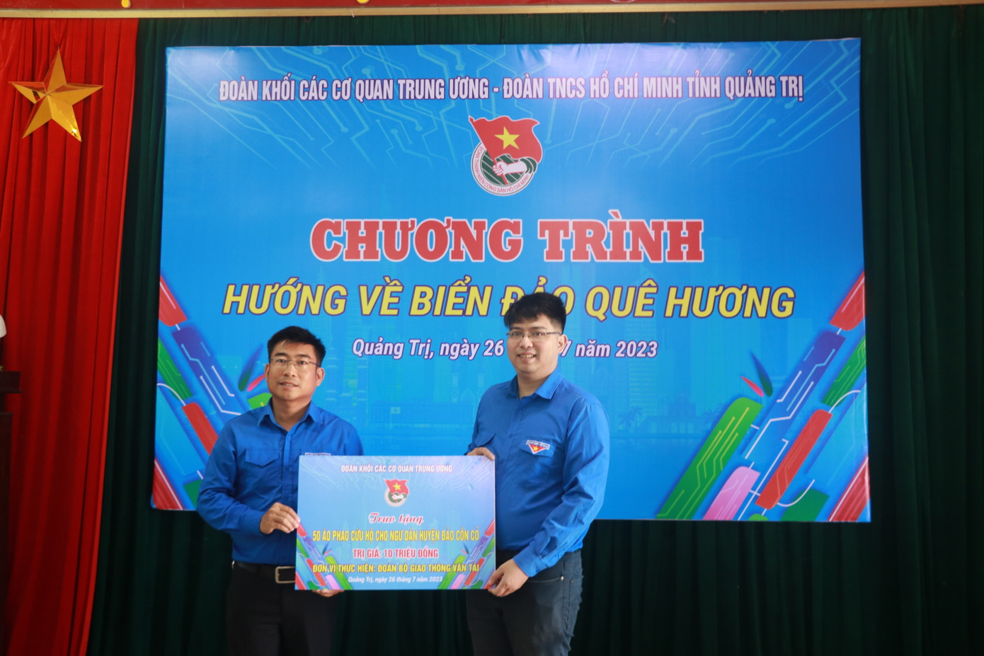 Anh Hà Tiến Nam, Bí thư Huyện Đoàn Cồn Cỏ nhận biển tượng trưng trao tặng 50 áo phao cứu hộ cho ngư dân huyện đảo Cồn Cỏ trị giá 10 triệu đồng. Anh Hà Tiến Nam, Bí thư Huyện Đoàn Cồn Cỏ nhận biển tượng trưng trao tặng 50 áo phao cứu hộ cho ngư dân huyện đảo Cồn Cỏ trị giá 10 triệu đồng.
