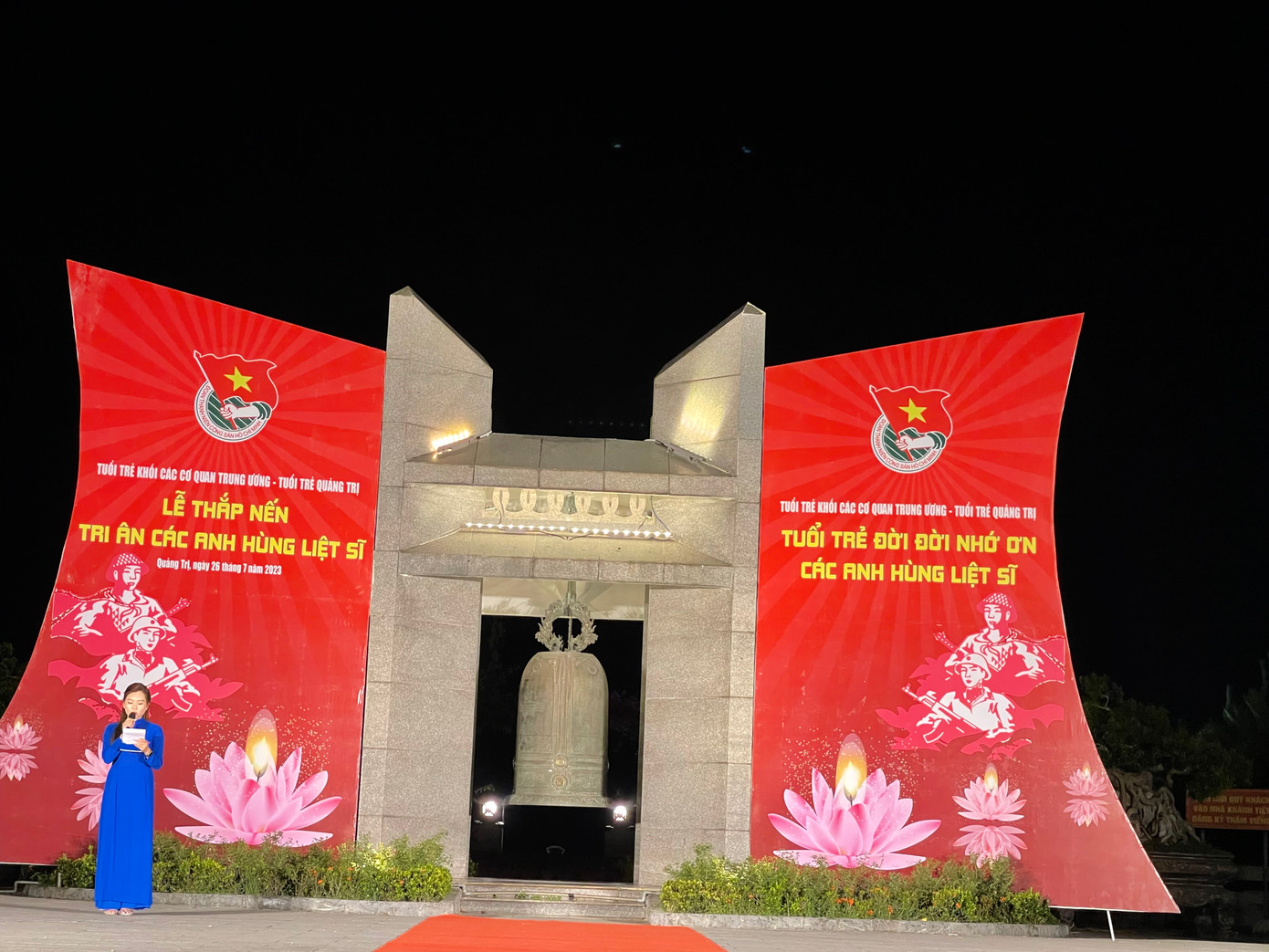 Lễ thắp nến tri ân tại Nghĩa trang liệt sĩ Quốc gia Đường 9. Lễ thắp nến tri ân tại Nghĩa trang liệt sĩ Quốc gia Đường 9.