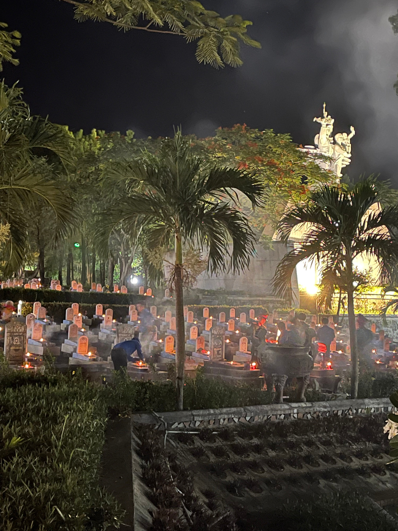 Thắp nến và dâng hương tại nhà bia tưởng niệm và các phần mộ liệt sỹ đang an nghỉ tại Nghĩa trang liệt sỹ Quốc gia Đường 9 tối 26/7. Thắp nến và dâng hương tại nhà bia tưởng niệm và các phần mộ liệt sỹ đang an nghỉ tại Nghĩa trang liệt sỹ Quốc gia Đường 9 tối 26/7.