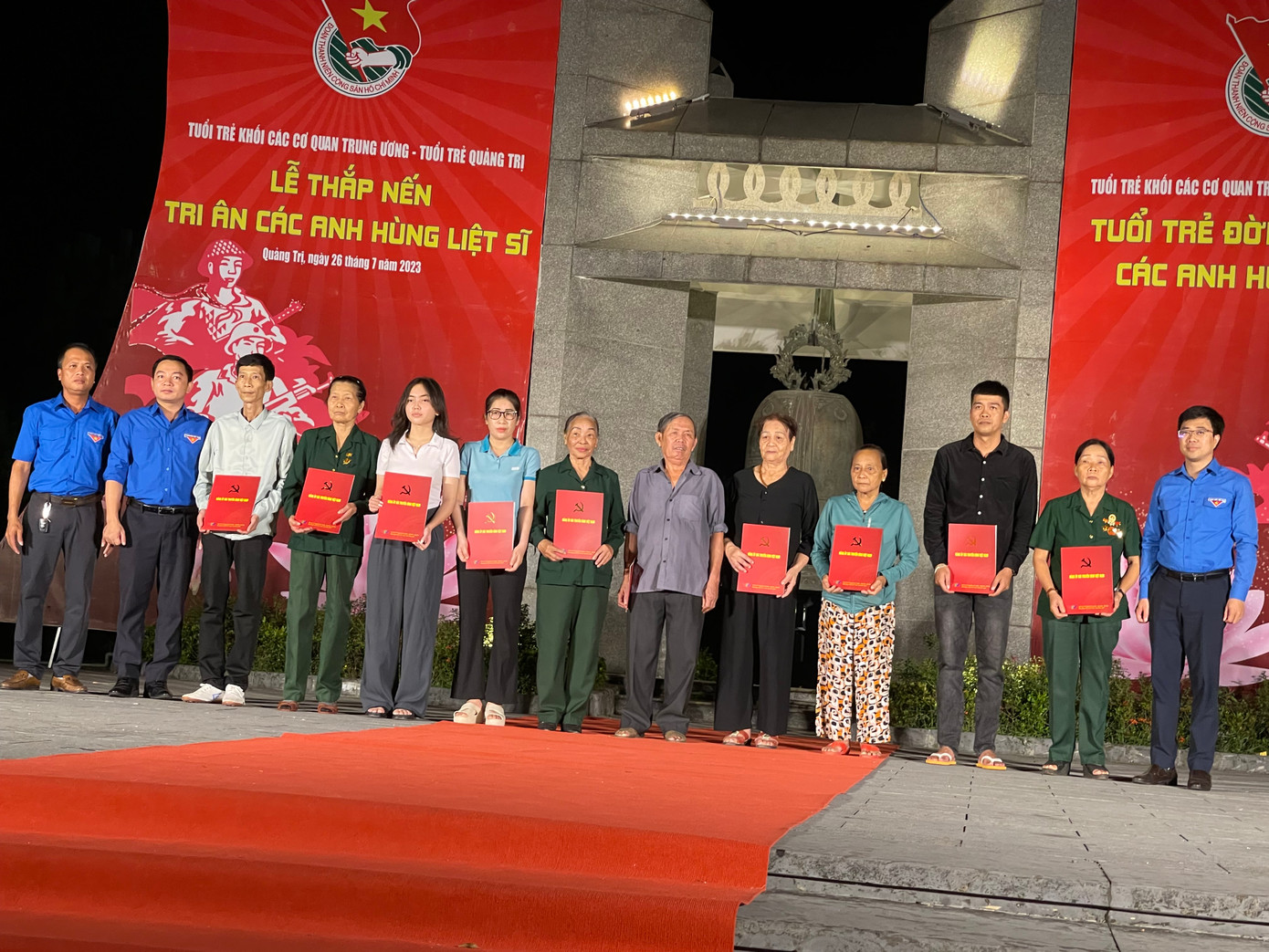 Anh Bùi Hoàng Tùng - Ủy viên Ban Thường vụ T.Ư Đoàn, Bí thư Đoàn Khối các cơ quan Trung ương và đại diện Đoàn Thanh niên Đài Truyền hình Việt Nam trao quà tặng các gia đình chính sách. Anh Bùi Hoàng Tùng - Ủy viên Ban Thường vụ T.Ư Đoàn, Bí thư Đoàn Khối các cơ quan Trung ương và đại diện Đoàn Thanh niên Đài Truyền hình Việt Nam trao quà tặng các gia đình chính sách.