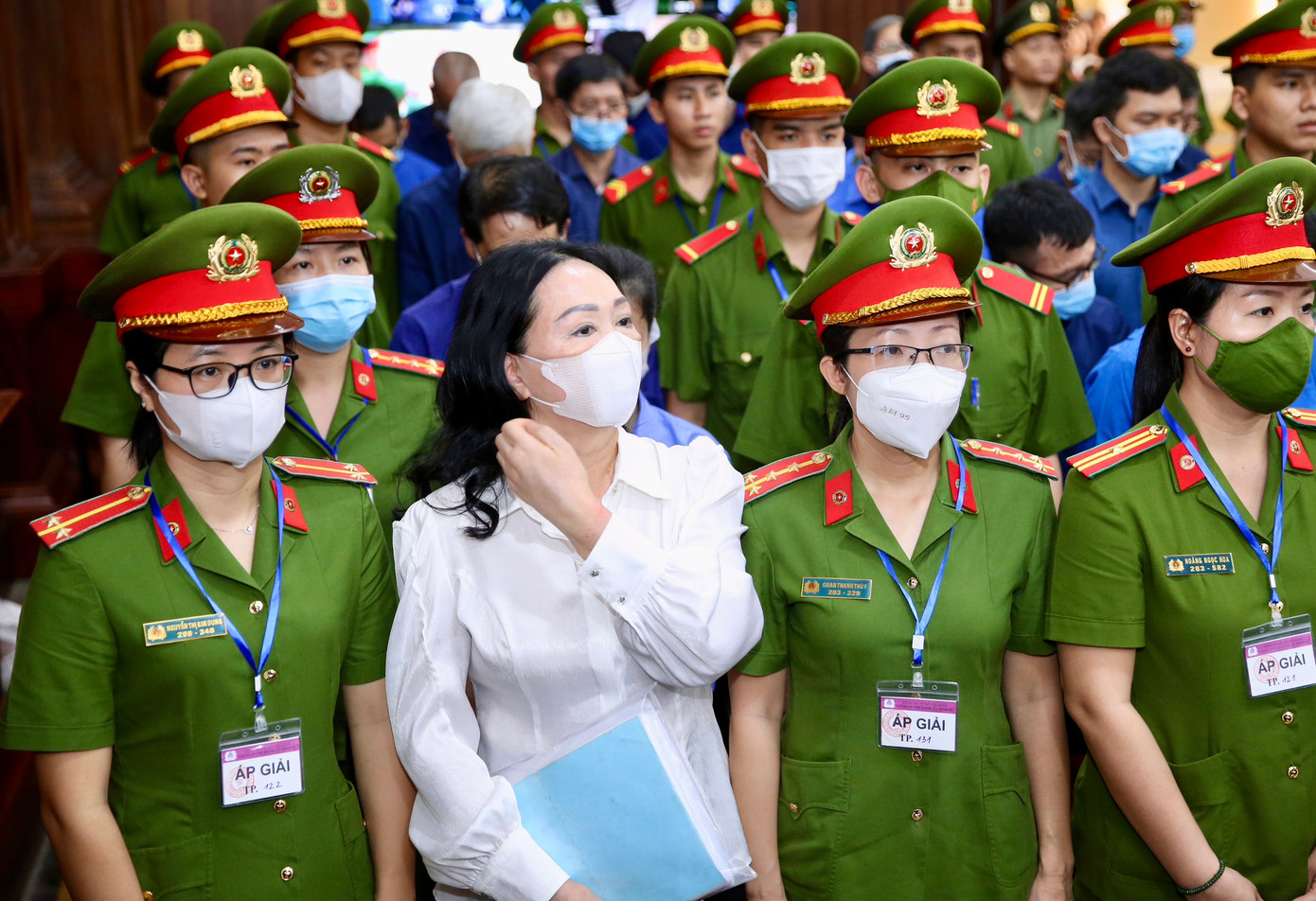 Bị cáo Trương Mỹ Lan cùng các đồng phạm tại tòa.