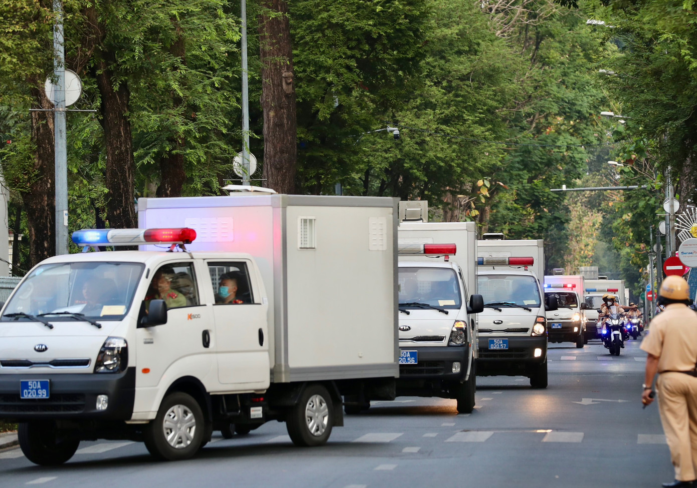 Khoảng 6h45, xe áp giải bị cáo tới toà án. Khoảng 6h45, xe áp giải bị cáo tới toà án.