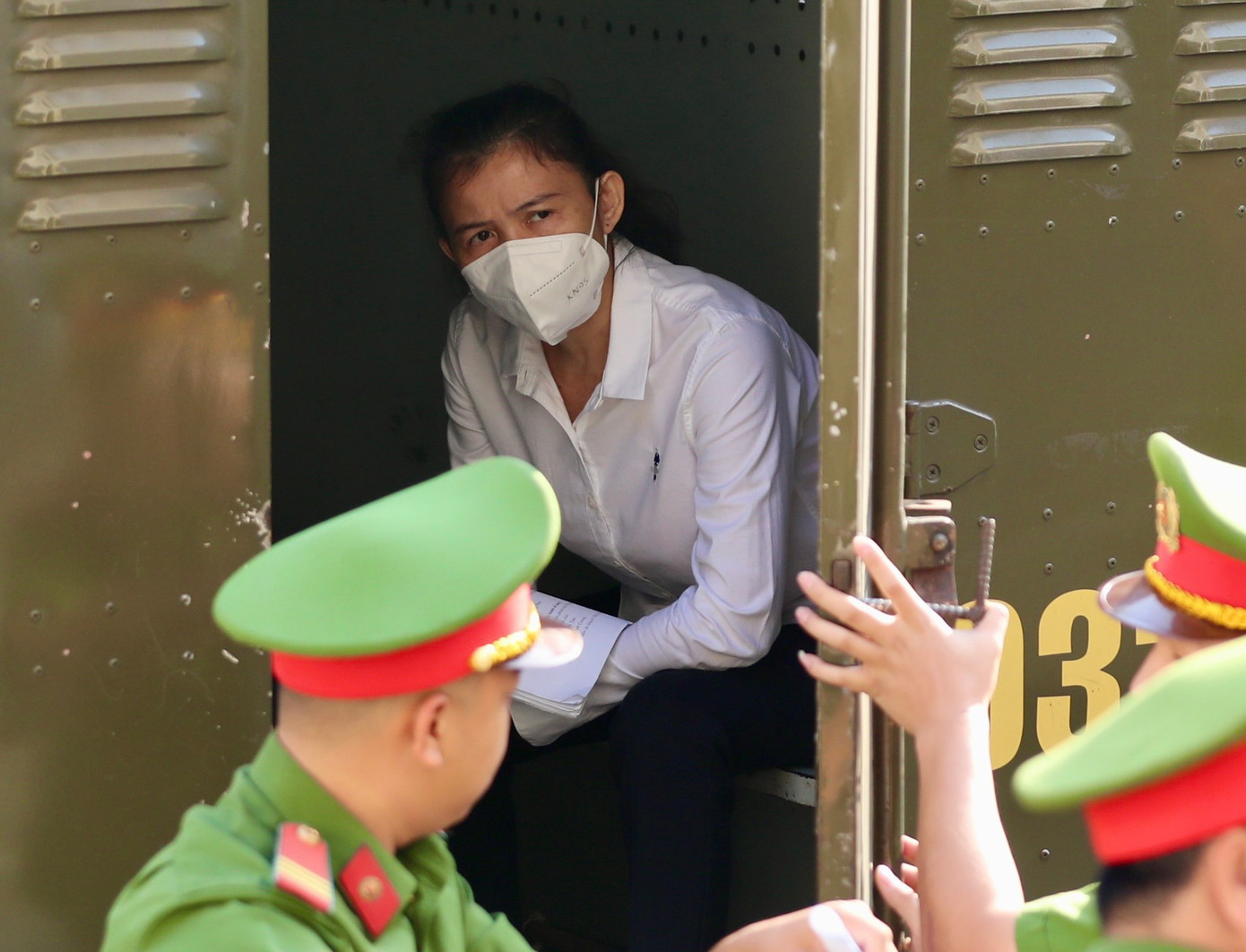 Bị cáo Hàn Ni được áp giải đến phiên toà. Ảnh: Duy Anh