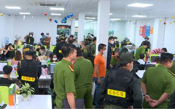 Ảnh minh hoạ: Công an khám xét địa điểm của một ổ nhóm lừa đảo qua mạng.