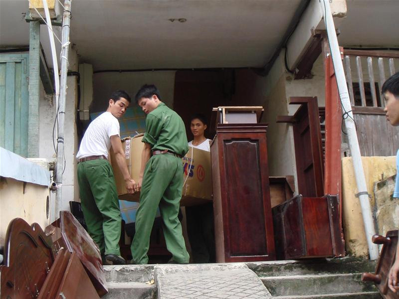 Thu dọn chăn màn đến nơi ở mới Cùng giúp dân chuyển đồ Hạ biển để chuyển đến nhà mới Chất đồ đến nhà mới Cháu bé mệt quá ngủ thiếp trên tay bà trong khi đợi chuyển nhà