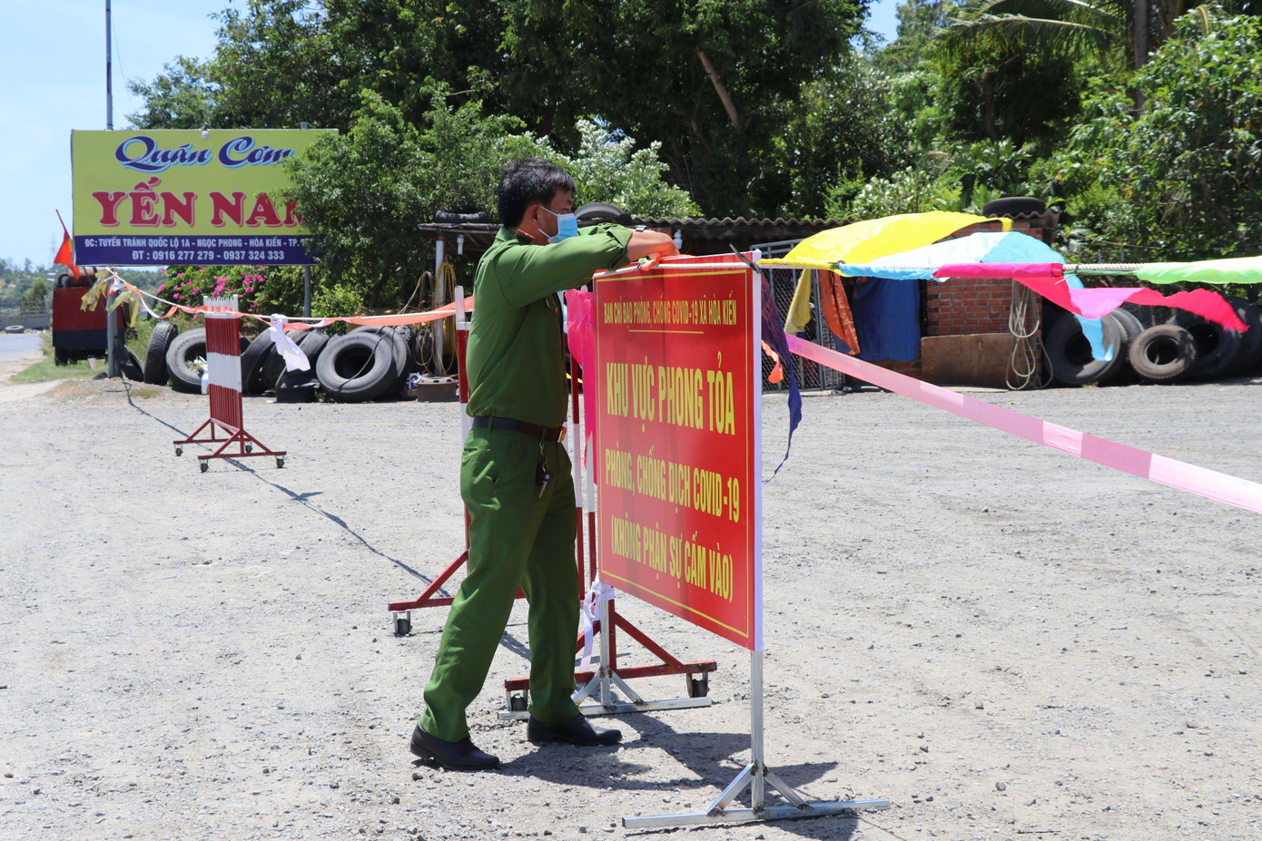 Phú Yên phong toả quán cơm Yến Nam - nơi ca bệnh 13.960 làm chủ quán. Ảnh LỮ HỒ