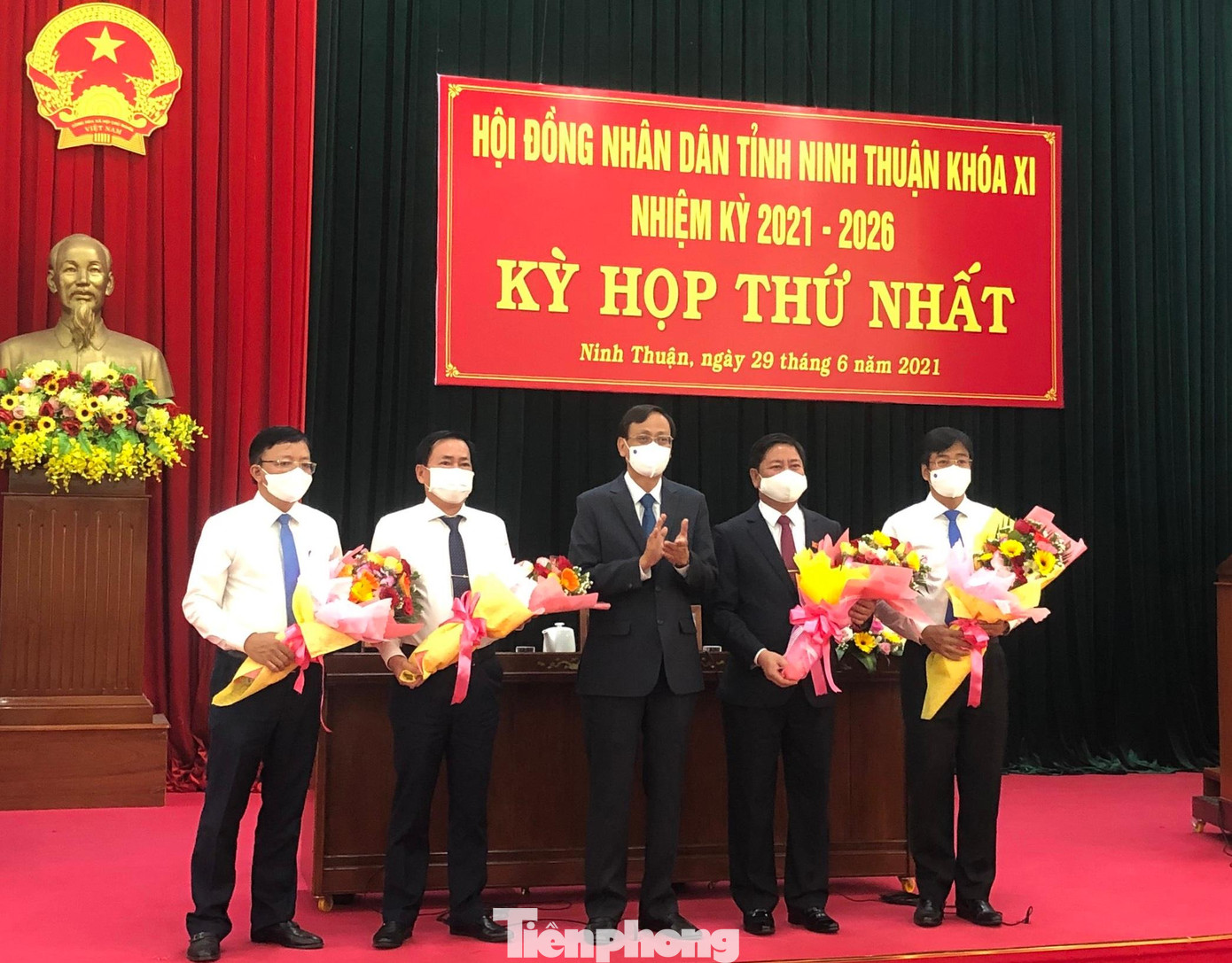 Lãnh đạo Tỉnh uỷ Ninh Thuận tặng hoa chúc mừng ông Trần Quốc Nam (thứ 2 từ phải sang) và các Phó chủ tịch UBND tỉnh nhiệm kỳ 2021 - 2026. Ảnh CÔNG HOAN