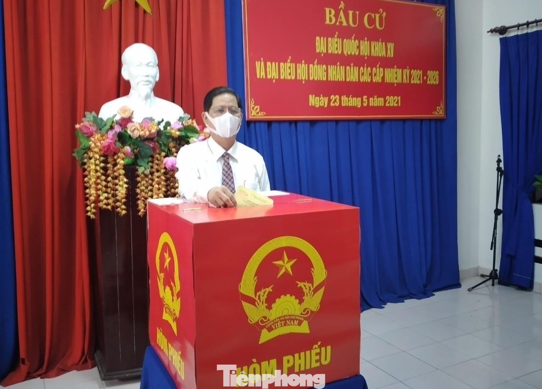 Ông Nguyễn Tấn Tuân - Chủ tịch UBND tỉnh Khánh Hoà, bỏ phiếu bầu cử tại TP Nha Trang. Ảnh CÔNG HOAN.